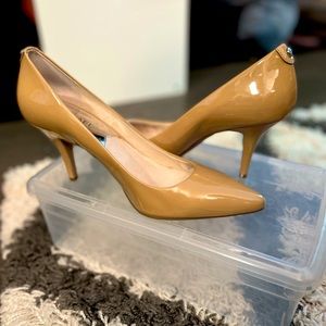 Nude MK pumps